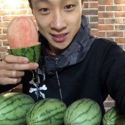 趴窗吃瓜视频,揭秘趴窗吃瓜的趣味瞬间